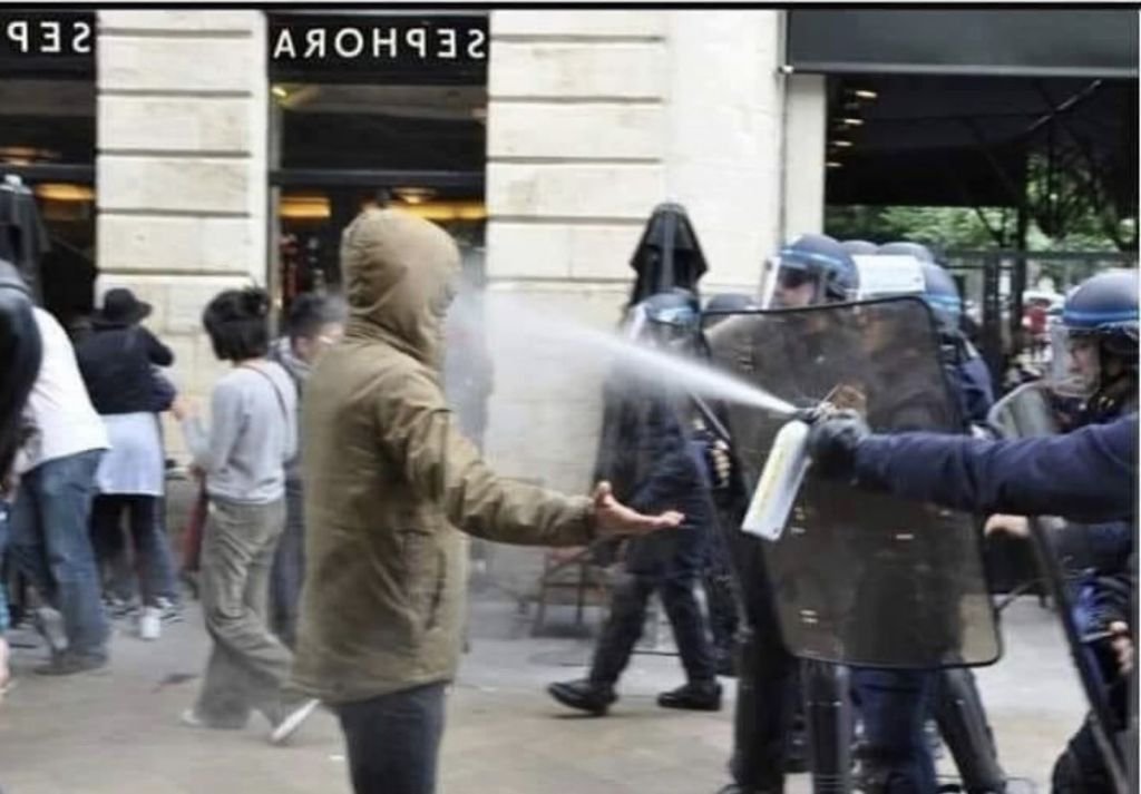 -Excuse me sir, where can I find...
-BIENVENUE EN FRANCE