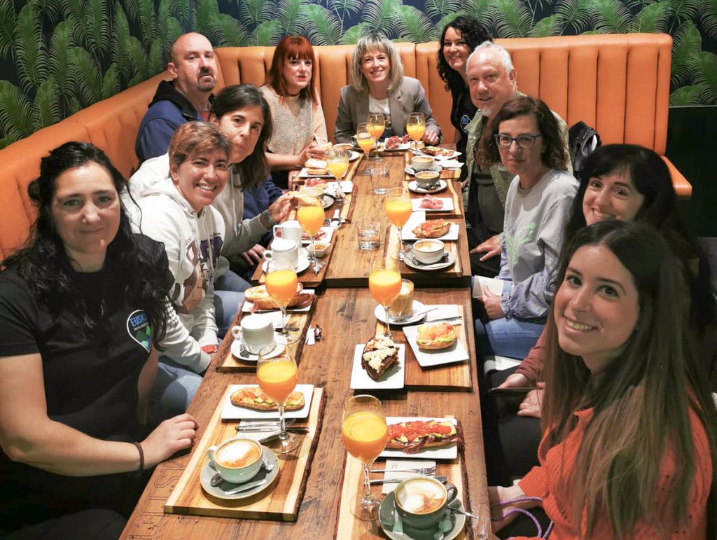 euskotravelblog's tweet photo. Celebrando el 2º Aniversario de @euskotravelblog visitando Astigarraga y Hernani. Un fin de semana de reencuentros viajeros.
Más detalles en https://t.co/Opd2vHRi67 https://t.co/xQr47E80QN