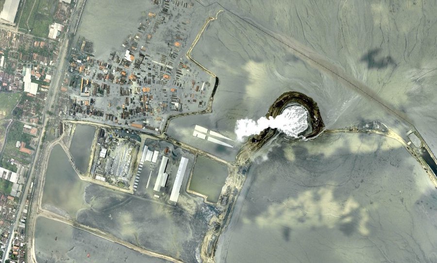CriticalStress_'s tweet image. Today marks 16 years of the ongoing Lumpur Lapindo (Lumpur Sidoarjo or Lusi) mud volcano disaster.

By far the worst mud volcano disaster in history, with over 40000 people permanently displaced by the constant mud eruption.

A terrible tragedy caused by a drilling accident.