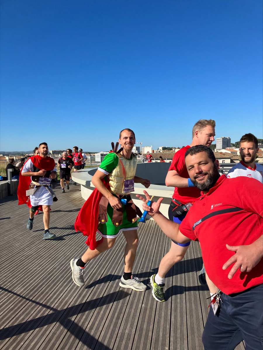 MuseeRomanite's tweet photo. [NUT] Aujourd'hui, le musée accueille le @nimesurbantrail pour la 2nde année consécutive ! 🏃🏻‍♀️

Depuis ce matin, les coureurs gravissent les escaliers du musée pour atteindre le rooftop au son des guitares du groupe Los Compas 🎸 Tout le monde est là pour les encourager ! 💪🏼 https://t.co/Gtd5XlS9Un