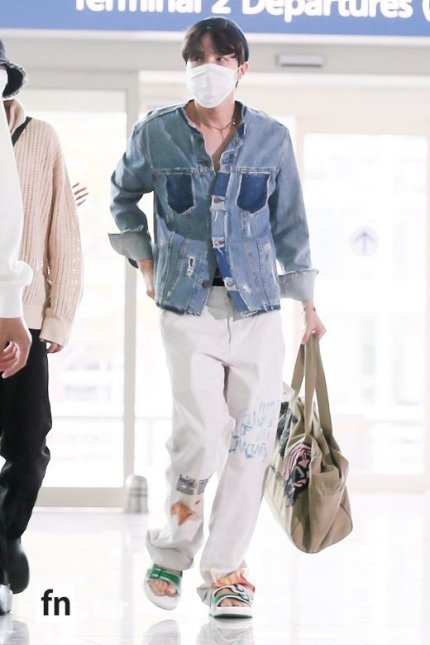kimjeonayesha's tweet photo. J-Hope arrived to Washington DC today ✈️💜

Go safely 🛫 Hobi and come back 🛬 safely 💜
hobi is looking so stylish is his funky outfit in his one picture his waist is showing 😝 i see the precious smile in my hopes face
🇰🇷✈🇺🇸☁︎
#HAVEASAFEFLIGHTJHOPE 
#HAVEASAVEFLIGHT #jhope https://t.co/HoEh20XBCx
