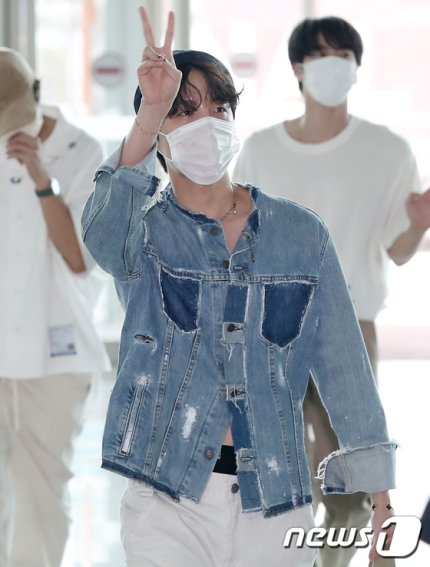 kimjeonayesha's tweet photo. J-Hope arrived to Washington DC today ✈️💜

Go safely 🛫 Hobi and come back 🛬 safely 💜
hobi is looking so stylish is his funky outfit in his one picture his waist is showing 😝 i see the precious smile in my hopes face
🇰🇷✈🇺🇸☁︎
#HAVEASAFEFLIGHTJHOPE 
#HAVEASAVEFLIGHT #jhope https://t.co/HoEh20XBCx