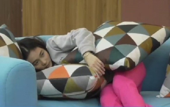 basahanniisabel's tweet photo. san kayo nakakita ng nag lilinis na naka heels😭! 

BBS ISABEL https://t.co/ULgTlCkShg