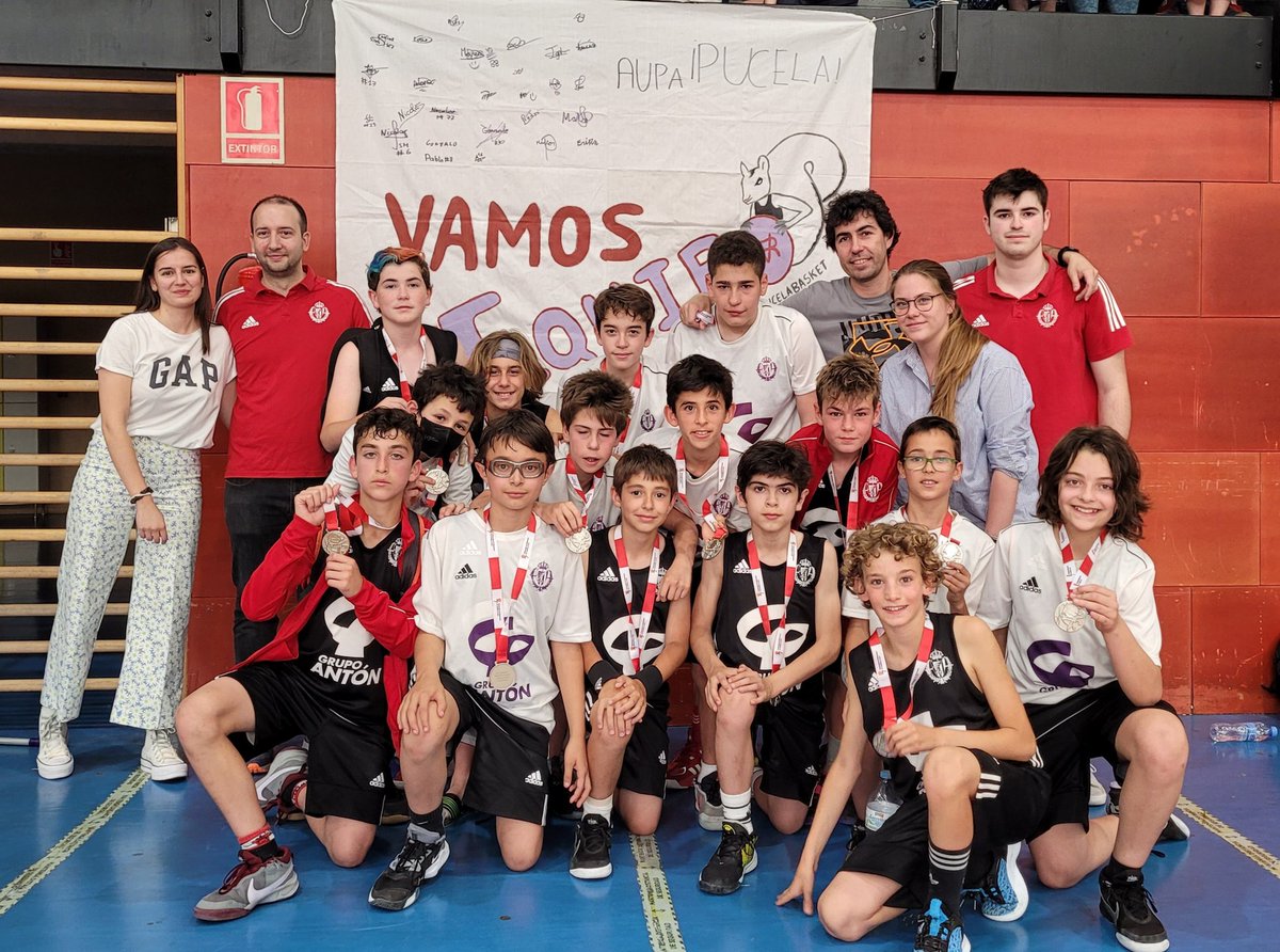JorCua's tweet photo. @Grupo_Anton @RVBaloncesto

🏆 Final Liga Autonómica Minibasket
🥈 Subcampeones de Castilla y León

Magnífica temporada, jugadores, entrenadores y afición 👍👍👍

¡¡¡ Grande EQUIPO !!!
 👏👏👏👏👏👏👏👏

#EscuelaGrupoAnton
@FBCyL
@DeportesVLL
#PucelaBasket https://t.co/e7bryhHVRB