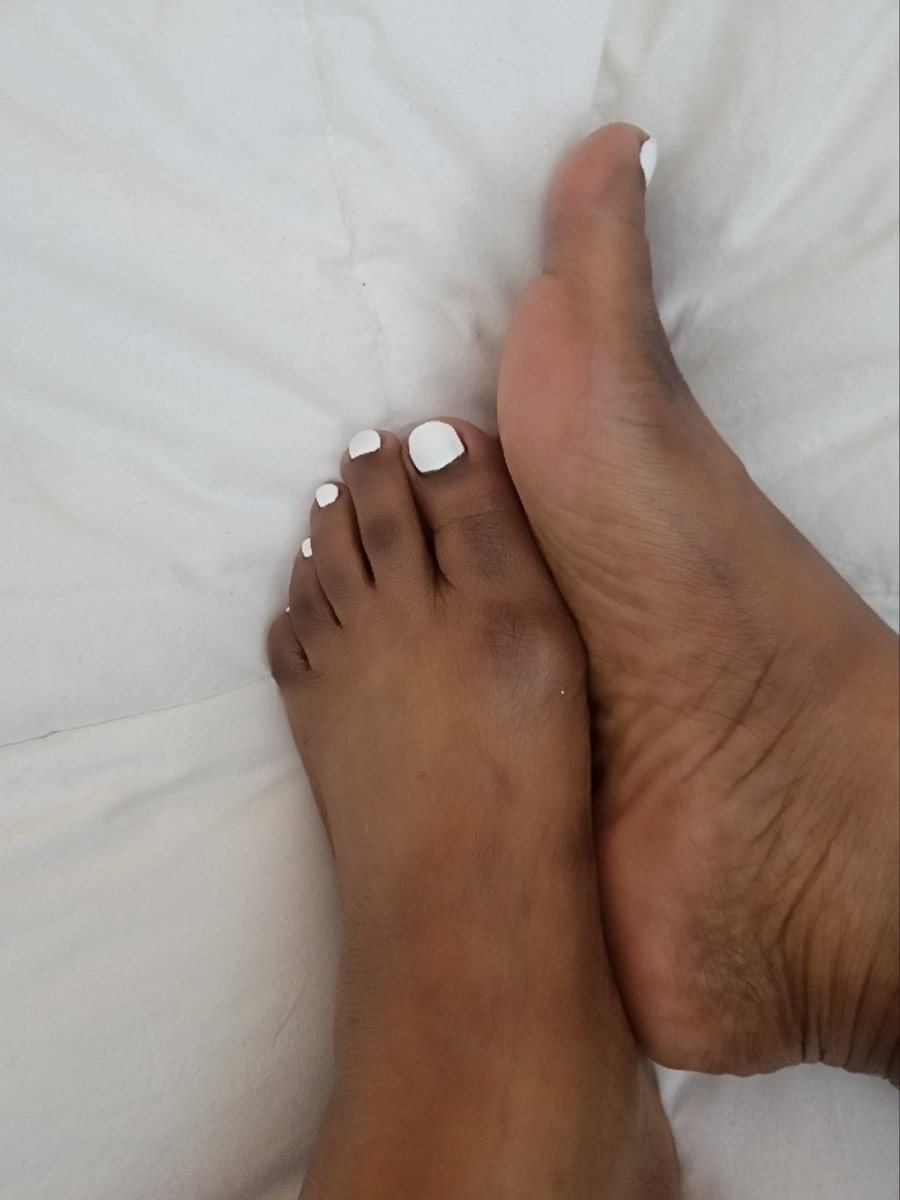 CurveLeila's tweet photo. Can you suck my toes ? #feet #feetworship #toes #Foot @CurveLeila #onlyfansgirl https://t.co/C1WxFA6lDZ