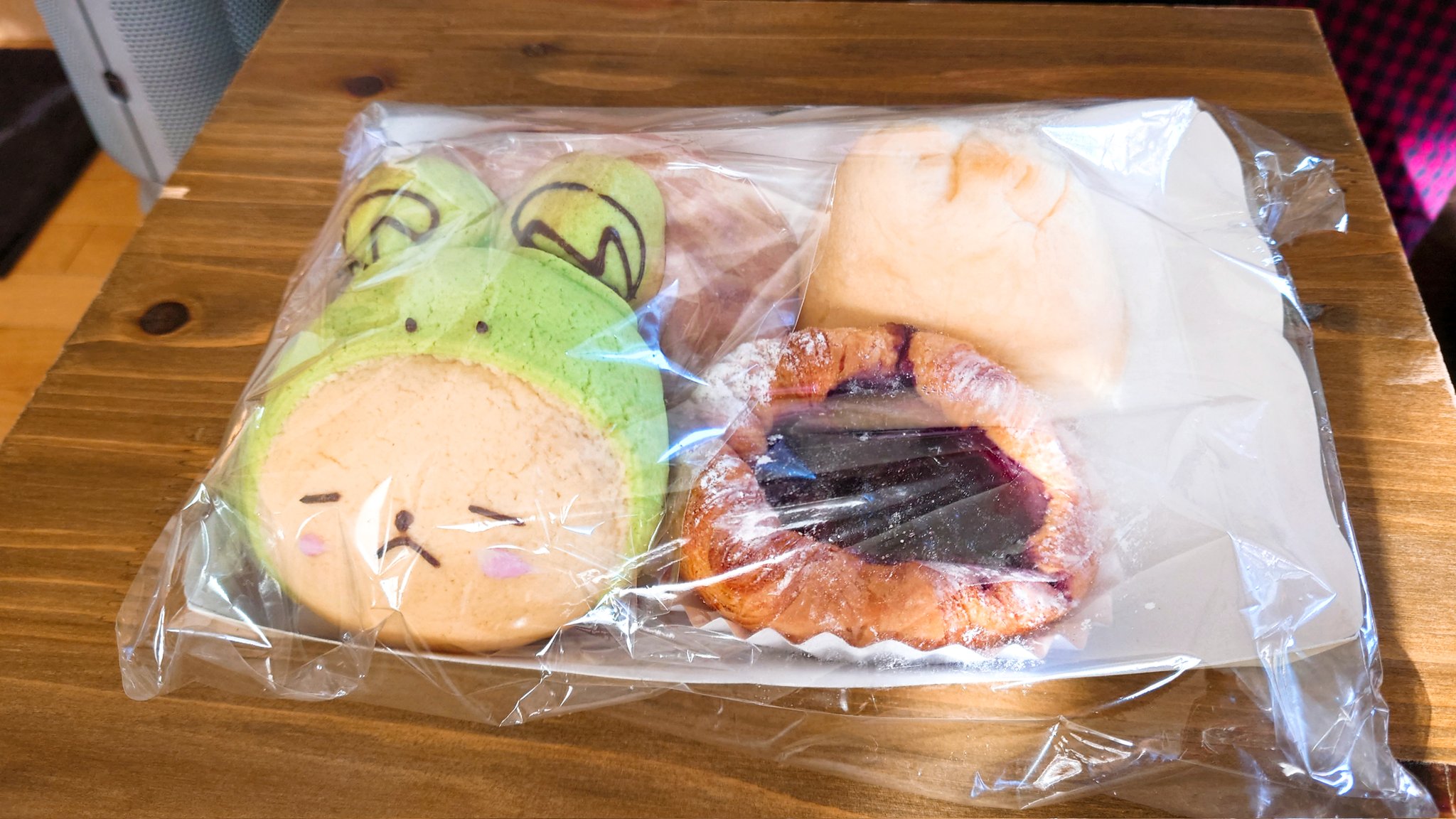 Aちゃん 守谷saの抽選会でパンの詰め合わせとどら焼き当たった メロンパンも守犬の形しててかわいい 守谷sa 抽選会 守犬 T Co Fqfysnm7wb Twitter