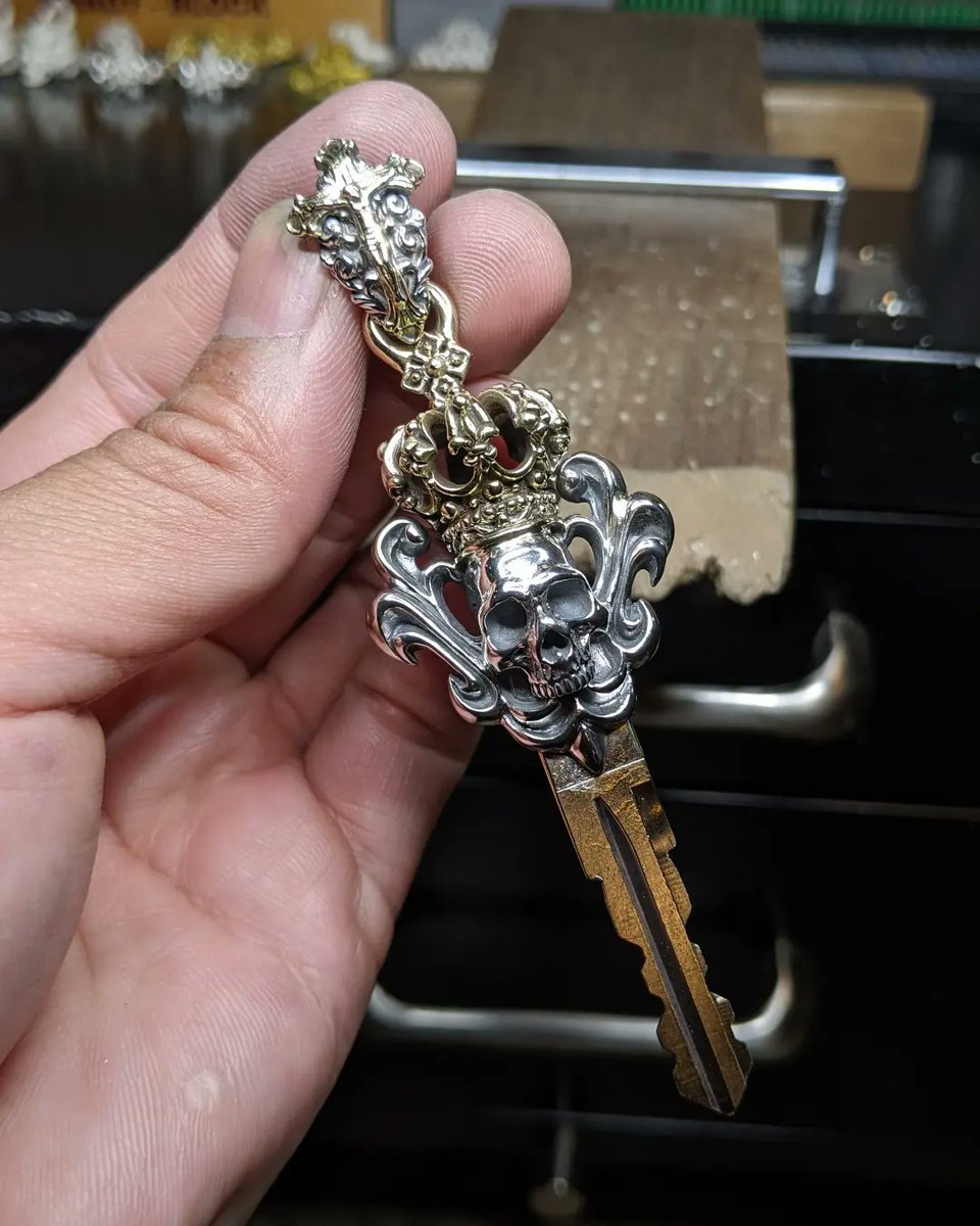 ateliershima's tweet photo. HARLEY-DAVIDSON Custom Key🗝
威厳を意味するMajesticという名の通り、王冠を被ったスカルが威風堂々と鎮座するカスタムキー。
ハーレー・ダビッドソンのキーをカスタムしました。
#AtelierShima
#アトリエシマ
#CustomKey
#カスタムキー
#HarleyDavidson
#ハーレーダビットソン https://t.co/pYOHgDMcDj