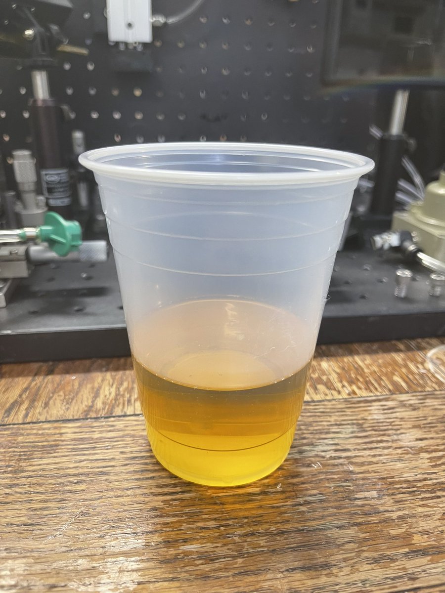 Finally acquired some flow hoods… gonna hang on a lab bench, vacuum oil looks quite similar to apple 🍎 juice