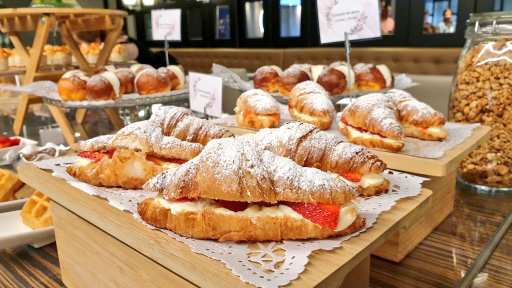 Estamos probando el nuevo brunch de <a href="/PLAZACORUNA/">HOTEL PLAZA</a> 😍

Disponible sábados y domingos tanto si os alojáis en el hotel como si no. 

Precio: 25€ de gozadera ✨

#EsenciaCoruña #20alPlaza