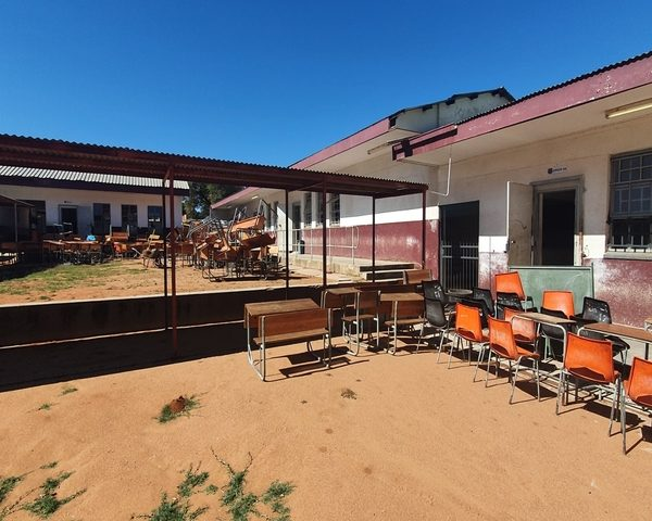 CapricornFMNews's tweet photo. #ClassroomShortage The Economic Freedom Fighters in Limpopo says it has noted with concern the shortage of classrooms at #LwaphunguSecondarySchool at Tshiungani village in Musina. MM https://t.co/bAGpmR3B8B