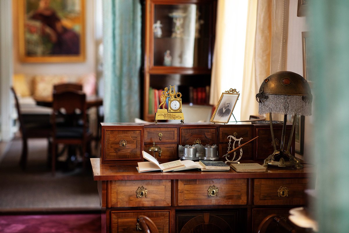 digimuseo's tweet photo. UUTTA MEILLÄ! Ett Hem -museo on konsuli Alfred Jacobssonin ja hänen vaimonsa Hélènen kotimuseo 1800- ja 1900-lukujen vaihteesta. Museossa on esillä pariskunnan keräämät taide-, esine- ja huonekalukokoelmat.
Käy sisään viehättävään porvariskotiin: https://t.co/MBYZ1dwgnG #EttHem https://t.co/wFKrYaSztH