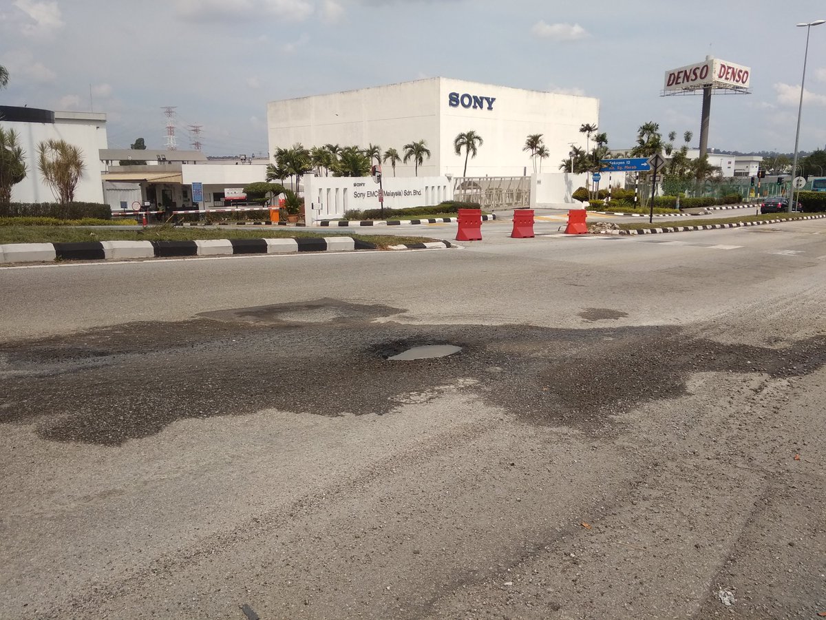budak_kelate007's tweet photo. AWAS jalan berlubang di lokasi berhampiran simpang kilang DENSO dari arah Sg Merab ke Bandar Baru Bangi. Merbahaya terus kpd m/sikal di waktu malam. Tarikh foto : 29 Mei 2022.

#JKR 
#JKRMalaysia
#JKRHuluLangat
#JKRSepang
#RoadCare
#BrotherHood 
#InfoJalanRaya https://t.co/3SbfW8kW4D