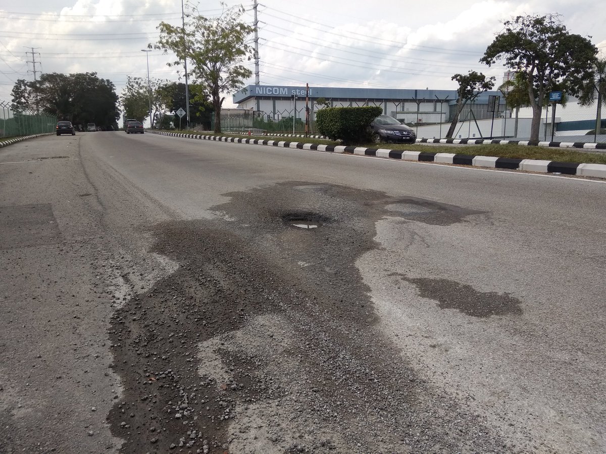 budak_kelate007's tweet photo. AWAS jalan berlubang di lokasi berhampiran simpang kilang DENSO dari arah Sg Merab ke Bandar Baru Bangi. Merbahaya terus kpd m/sikal di waktu malam. Tarikh foto : 29 Mei 2022.

#JKR 
#JKRMalaysia
#JKRHuluLangat
#JKRSepang
#RoadCare
#BrotherHood 
#InfoJalanRaya https://t.co/3SbfW8kW4D
