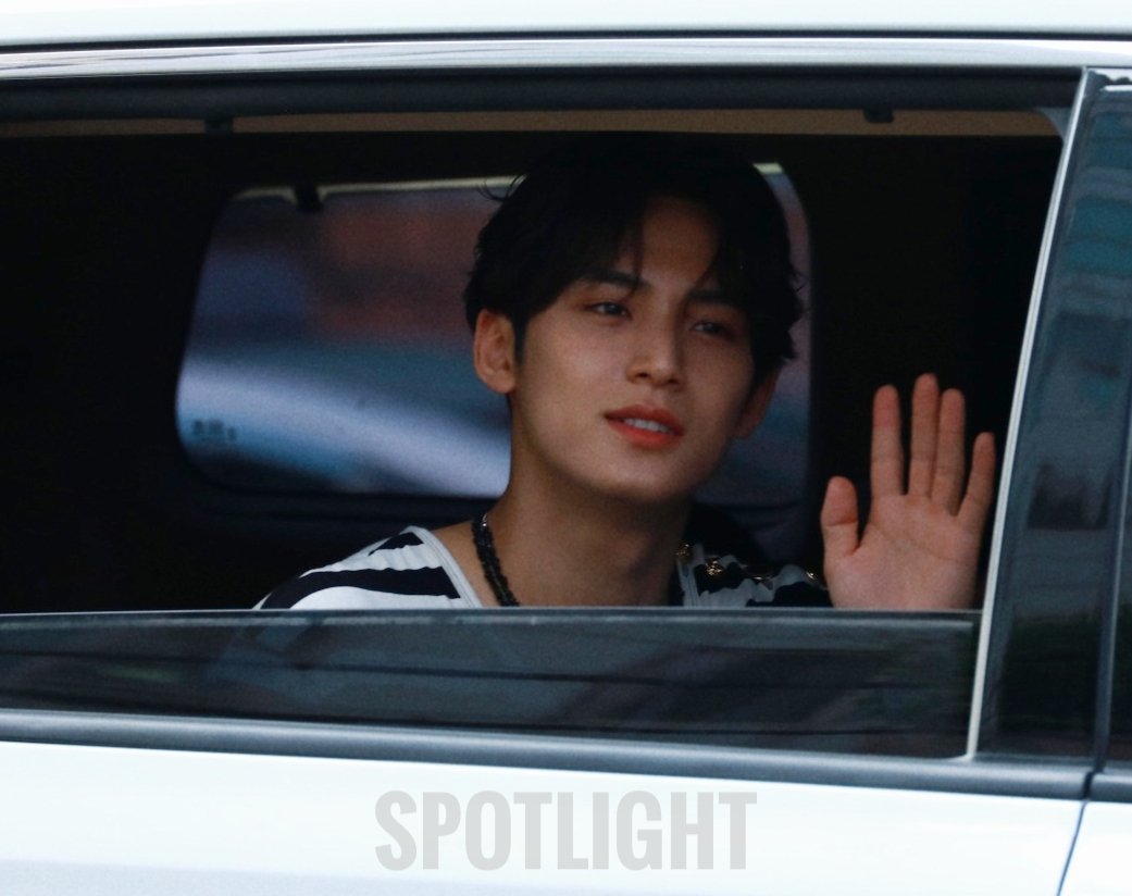 spotlight_17's tweet photo. 220529 인기가요 퇴근 preview
밍엠씨 시절 생각난다( ´•̥̥̥ω•̥̥̥` )
#세븐틴 #SEVENTEEN #민규 #MINGYU https://t.co/Tge8G1EIYl