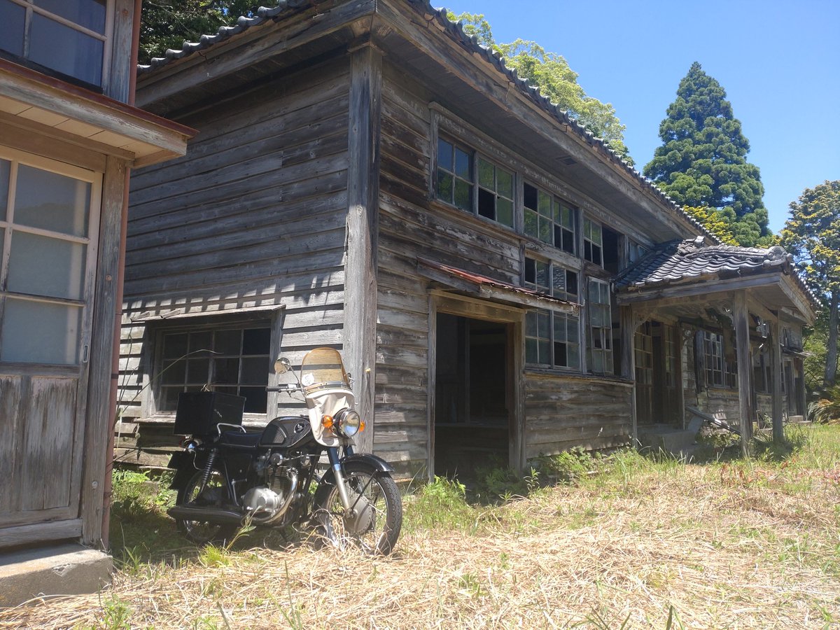 CD250gataphishi's tweet photo. 尋常小学校に生えるビジバイ。
#CD250 #K125 #ビジバイ https://t.co/UXZg2MM6Vz
