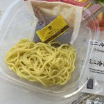 さすがセブン…ミニ冷やし中華も上げ底感が…