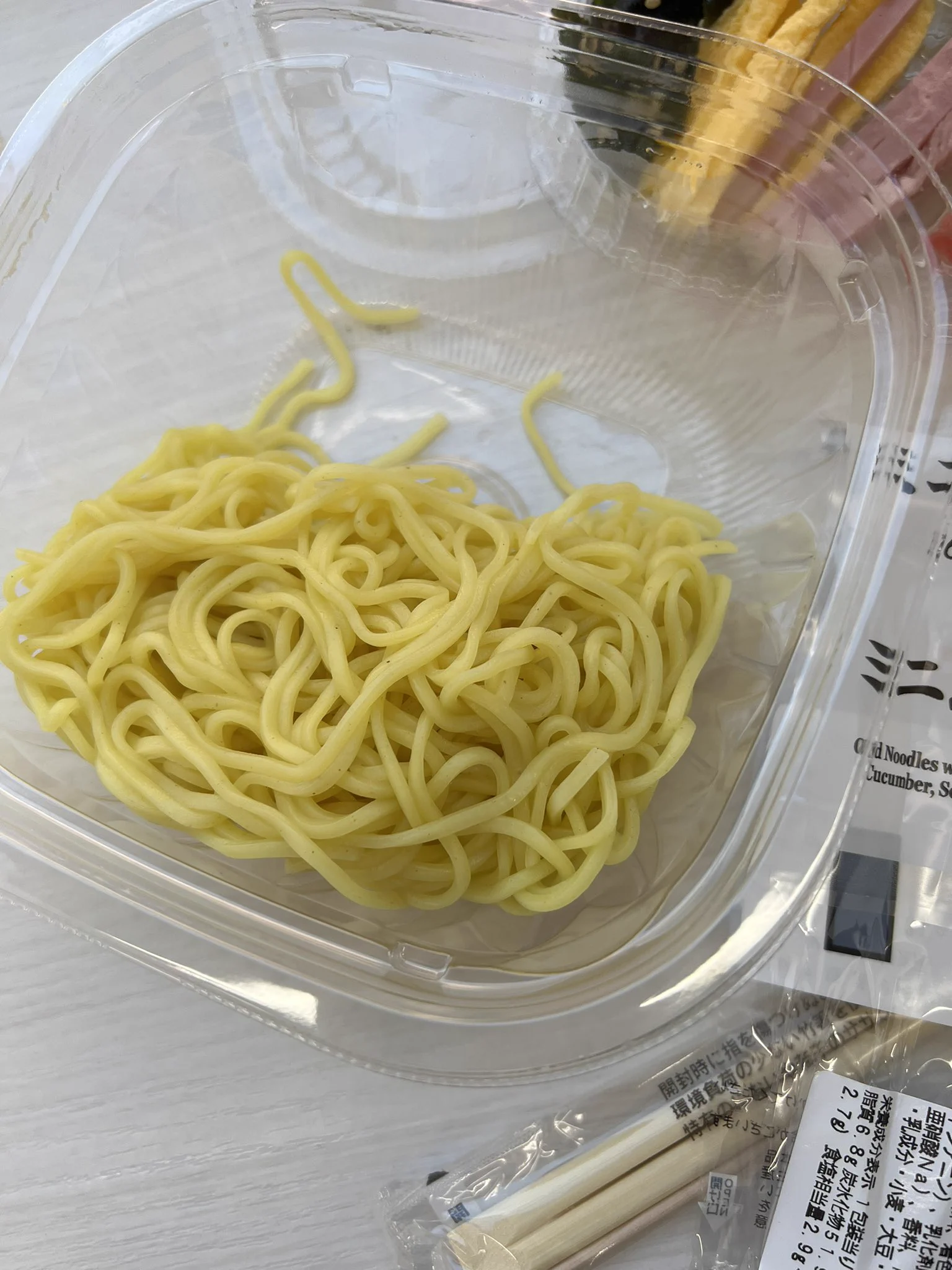 さすがセブン…ミニ冷やし中華も上げ底感が…