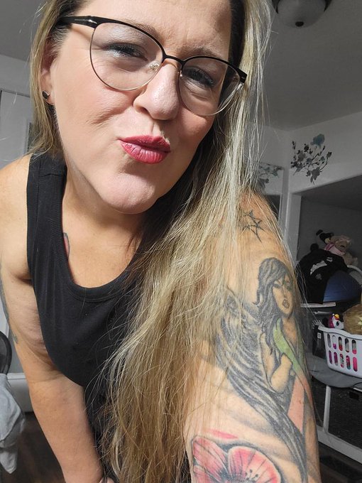 Home from the lounge buzzed and ready to masturbate until I soak my bed. Seems like I can only make myself