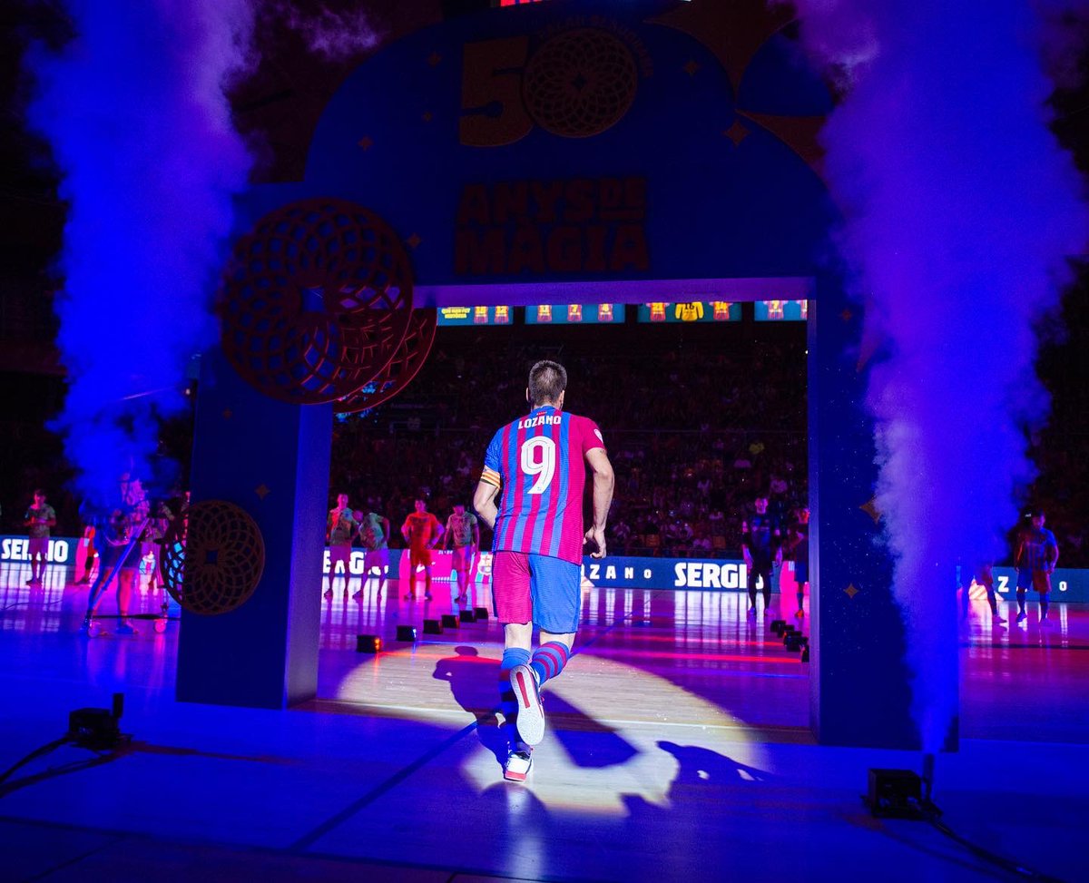 sergiolozano09's tweet photo. 50 aniversario del Palau!
Orgulloso de participar de su historia! 😍🔵🔴🏟
#palau #50años #futsal #queprivilegio #barça https://t.co/vJwVMj8glB
