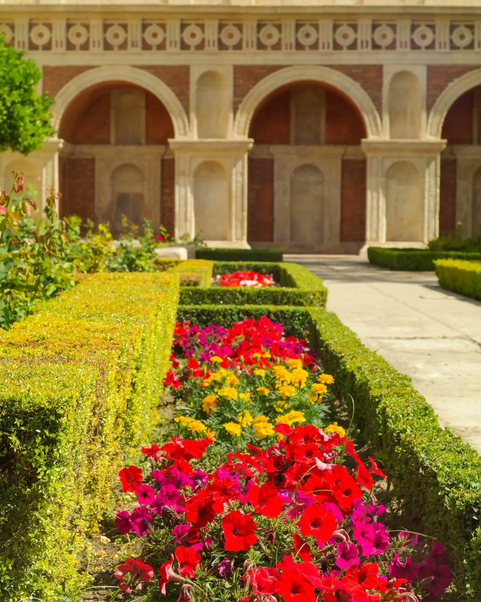 La Casa Palacio de #Bornos, uno de los Pueblos Blancos de Cádiz . En primavera sus jardines lucen esplendorosos. #DescubreLosPueblosBlancos #DiscoverPueblosBlancos #elgiroscopoviajero #elgiroscopoviajeroandalucia #cadiz #provinciadecadiz #andalucia #viveandalucia