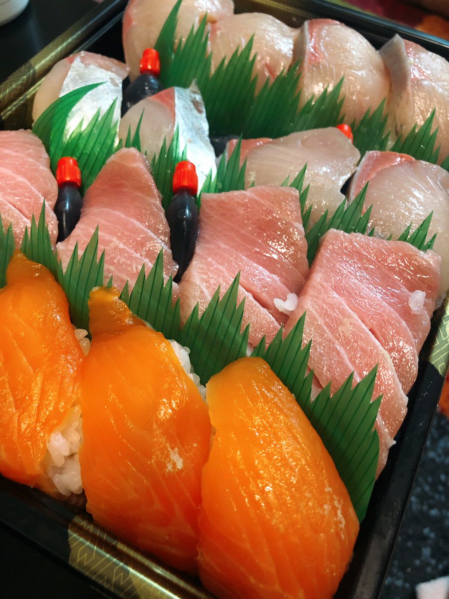 奥からハマチ中トロサーモン🤤🤤 ここのお寿司は身が大きくてめちゃめちゃ美味しい！🥰