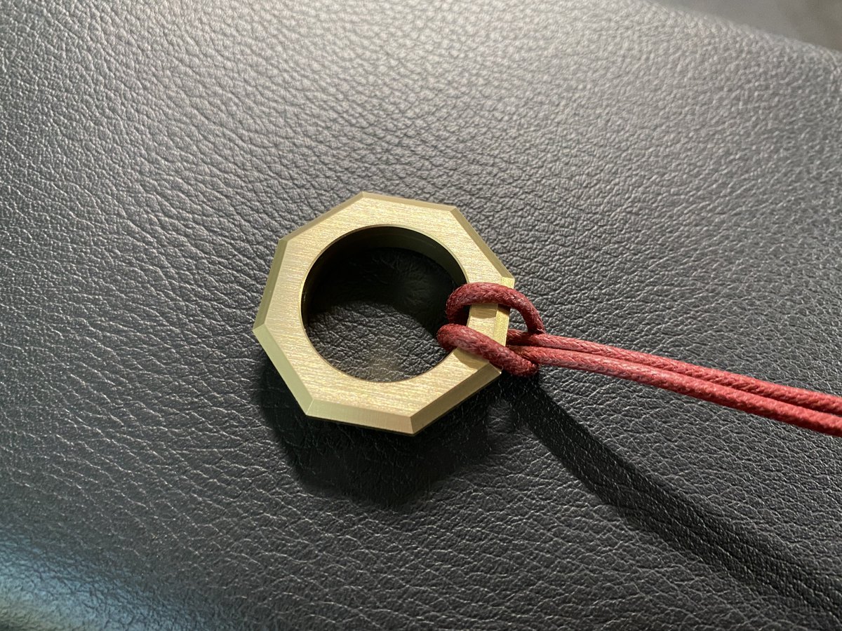 wakkun0116's tweet photo. 高速回転してるゴムで円を押していく作業と、やすりがけを終えた作品がこちら。
円を半円ずつずらして押してくの、位置調整と強さと押す時間の加減がめっちゃ繊細で難しかった😂
#AP #RO50
#ロイヤルオーク時を刻んだ50年 https://t.co/5sMXNbt0Vq