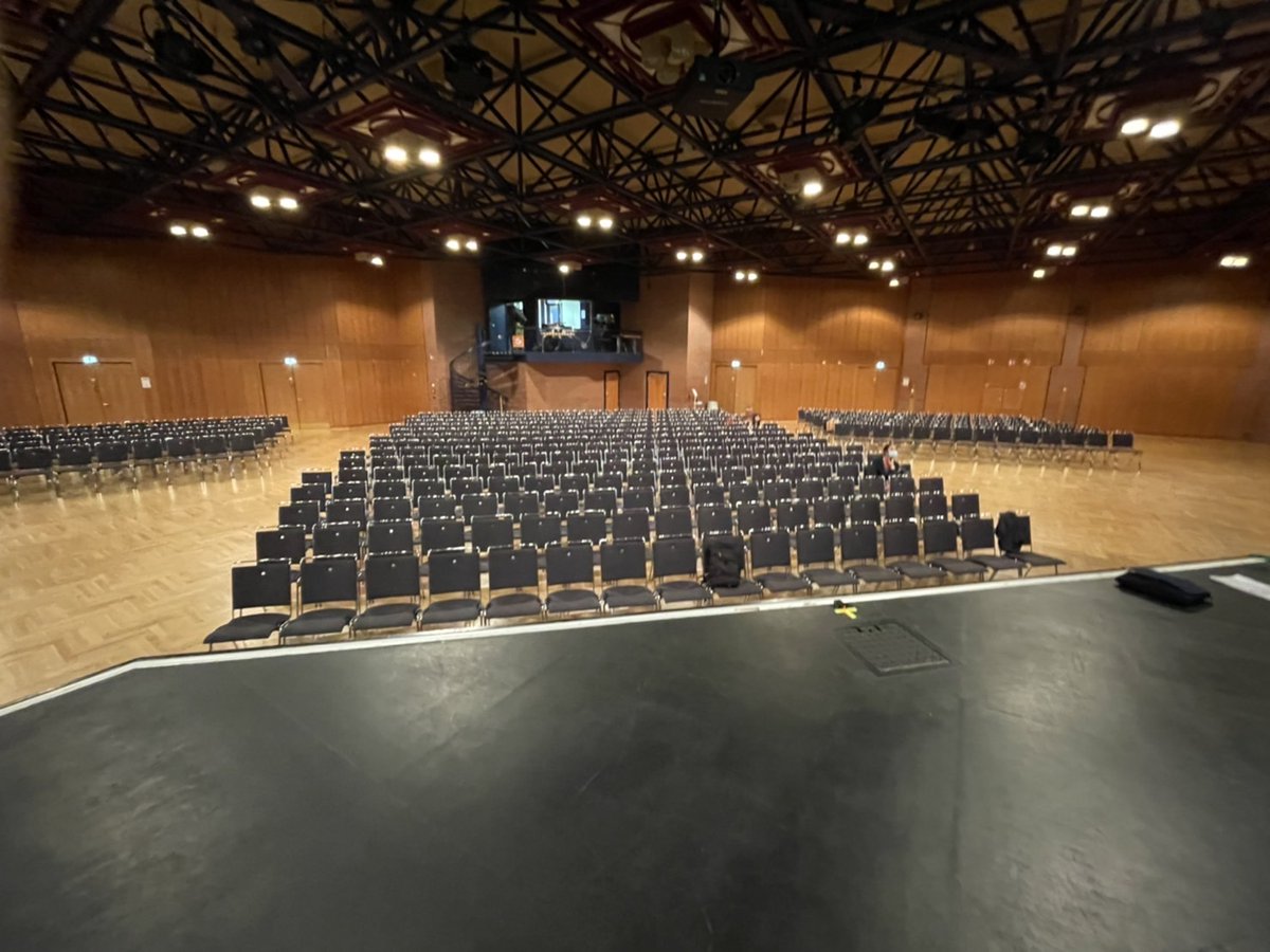 KAKASHIZA_jp's tweet photo. ✅劇団かかし座3年ぶりの海外ツアーとなった欧州公演シリーズの全日程が無事終了しました。画像は最後の公演「Nippon Connection」の仕込みの模様。
遠足と同じで無事に帰国するまでがツアーなので、気をつけて帰ってきてほしいですね❗️
#かかし座 #欧州ツアー https://t.co/uBaOPW2zMh
