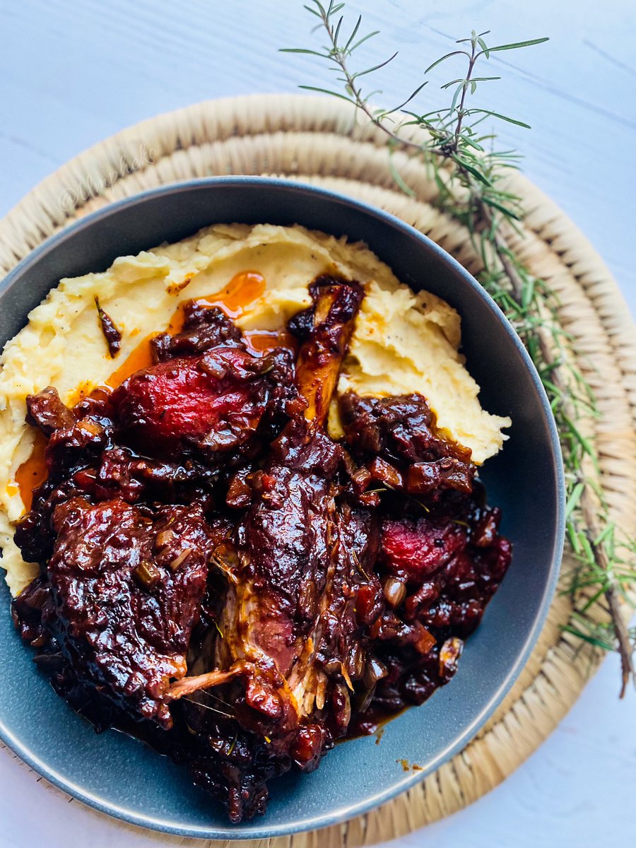 umpheko's tweet photo. Umpheko’s Oven Braised Lamb Shanks 
#sundayvibes #sundaytimes #food #foodie #lamb #cookingwithlamb #lambshank #lambshanks #ovenbraised #southafrica #umpheko

(Full recipe &amp; reels on our Instagram page) https://t.co/RUSRQe08FS