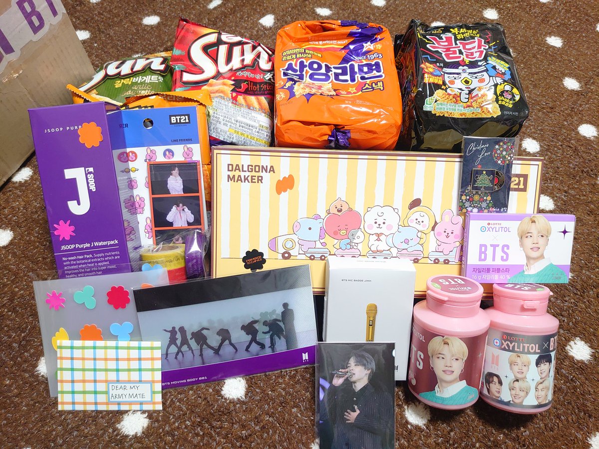 don__nob's tweet image. 釜山に住んでいる韓国チングから荷物が📦✨ジミンちゃんたくさん😍HYBEInsightのマイクバッジまで🎤😭いつもありがとう～☺️Sun好きなのも忘れないでいてくれて嬉しい🥰
釜山のパンフ📑今年こそチングに会いにとジミンちゃんの撮影スポットがある五六島行く絶対✈️‼️
#韓国 #韓国ARMY