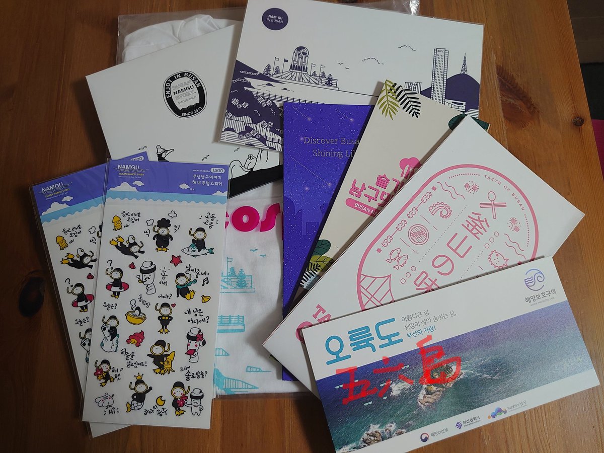 don__nob's tweet image. 釜山に住んでいる韓国チングから荷物が📦✨ジミンちゃんたくさん😍HYBEInsightのマイクバッジまで🎤😭いつもありがとう～☺️Sun好きなのも忘れないでいてくれて嬉しい🥰
釜山のパンフ📑今年こそチングに会いにとジミンちゃんの撮影スポットがある五六島行く絶対✈️‼️
#韓国 #韓国ARMY