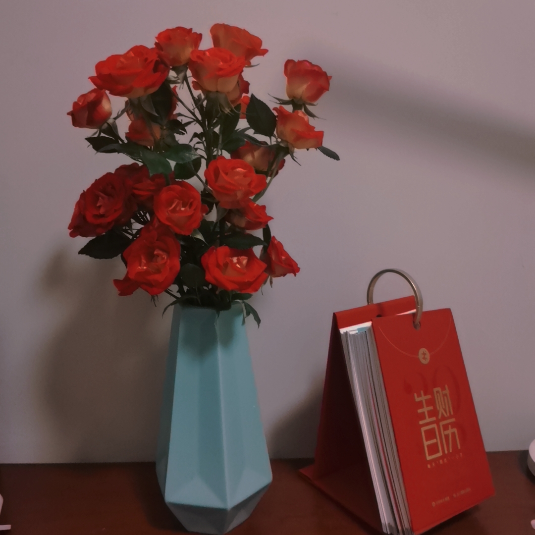 AdelaideChou's tweet photo. Roses and the book https://t.co/Zn6OIkZ98w