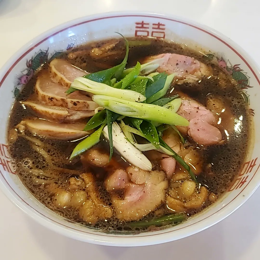 AndRespect37's tweet photo. #哲史
#ラーメン哲史
#シマチョウ中華そば
#哲史ヌードル
#鶏の焼霜

今日は哲史さんへ😃
シマチョウ中華そば🍜哲史ヌードル🍜どちらもうますぎ🤣
鶏の焼霜も美味😋
お家で真似してみました🤣
お店の味には遠くおよばない😭
でもこれはこで美味😋 https://t.co/p0mvw5kSm0