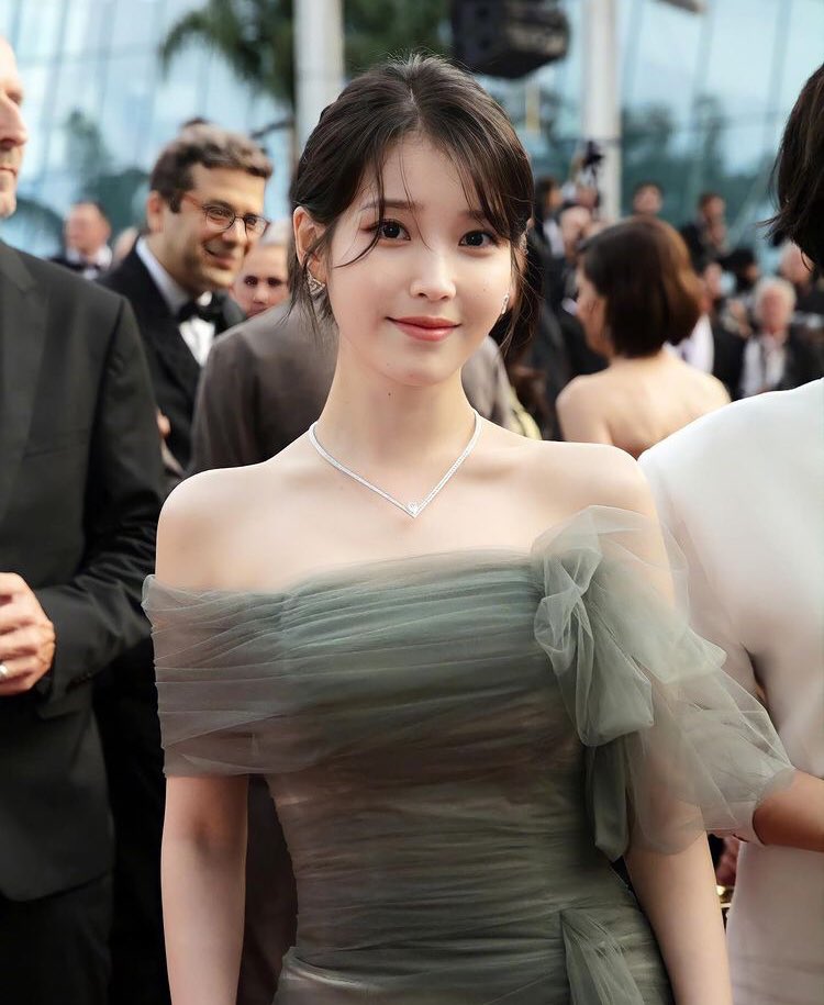 Ayayayayayay ne hoş bir hatunsun sen öyle 😍✨🧡
#iu #CannesFilmFestival2022