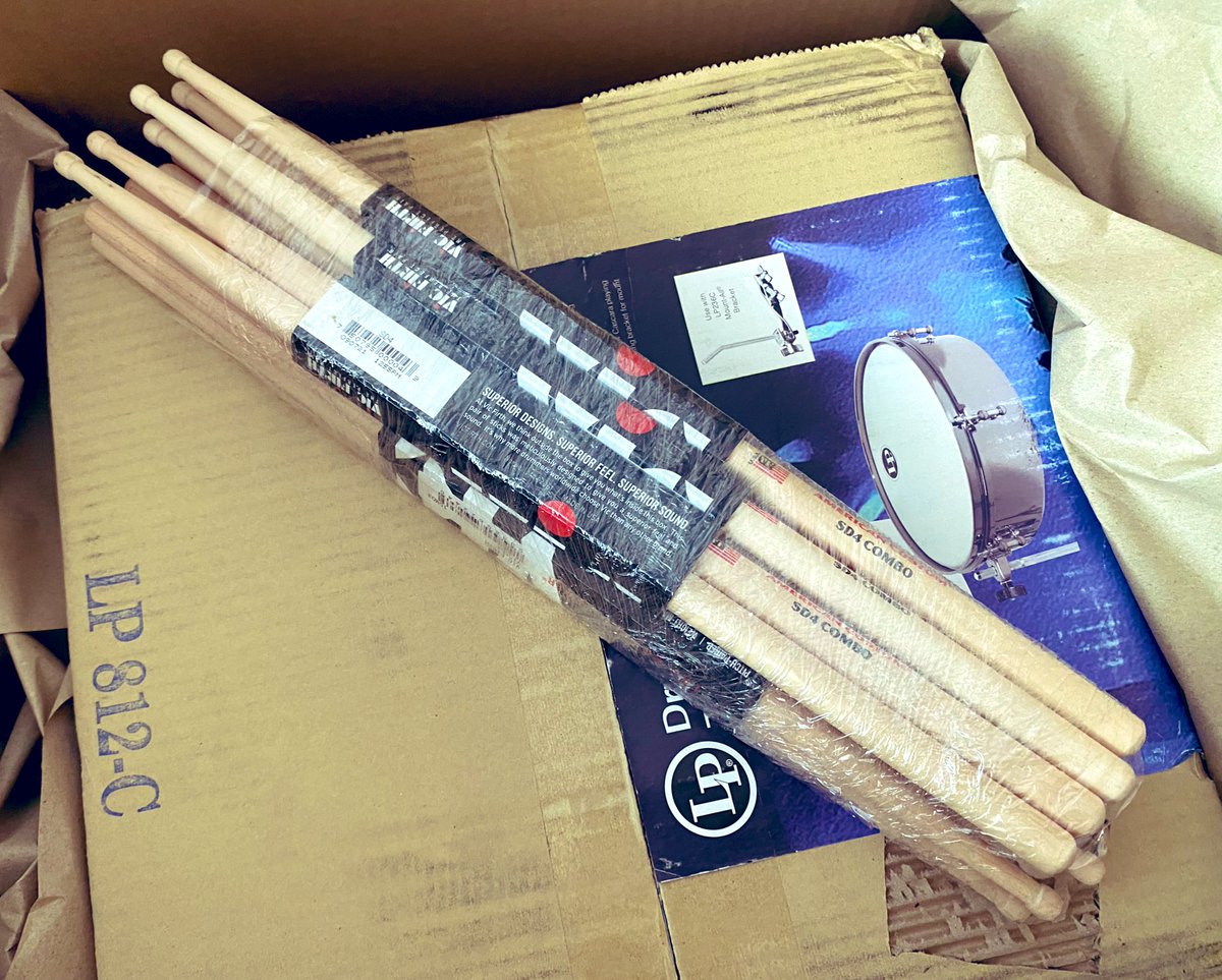 drummerHIROTO's tweet photo. My new gears...
#VicFirth
#SD4COMBO
以前Portlandの楽器屋さんで買った1ペアがリビングのエレドラ専用になってるので現場用にも購入
#WincentSticks が入手出来なくなってメイプル難民に
#PitchPaired されてるかも確かめつつ👀 https://t.co/mVrvWQRnpY