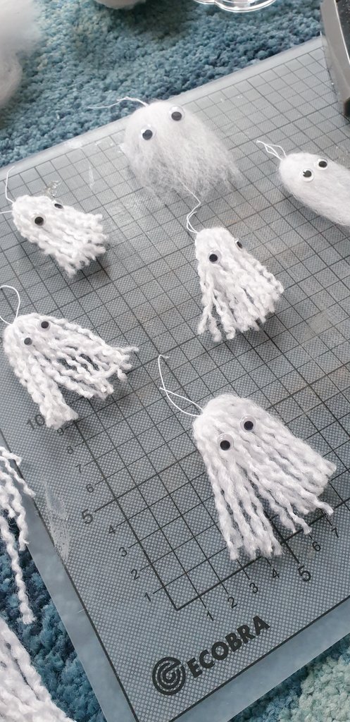 Daiyame's tweet photo. Ich meine:
IHR SEHT DAS DOCH AUCH?!#?
👀👀👀👀👀
(Ich musste!! 😂)
#CosplayStuff https://t.co/TUwoliPRvD