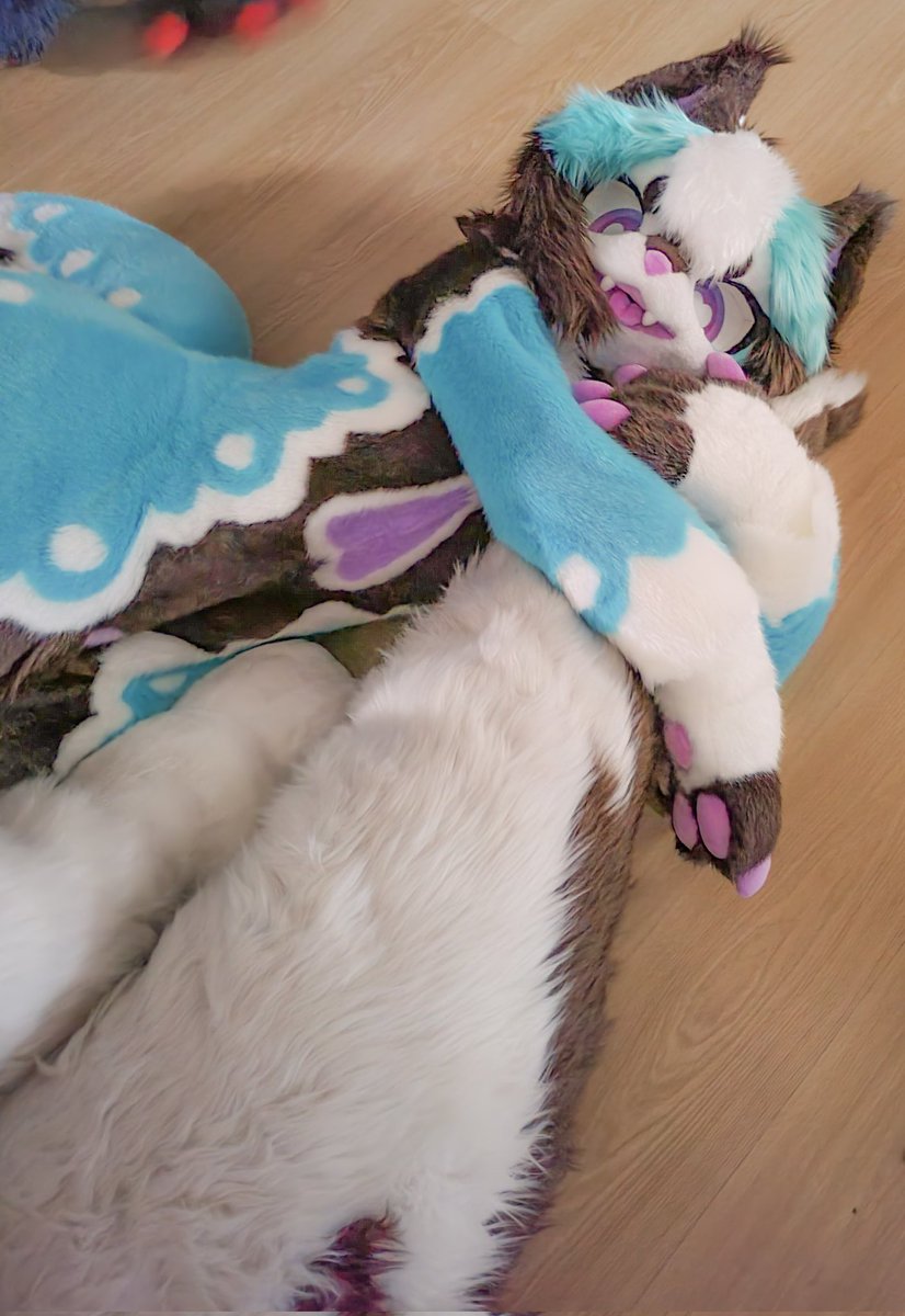 Hey DAMI Do you like my tail that much lol ( `∇´)∠)))