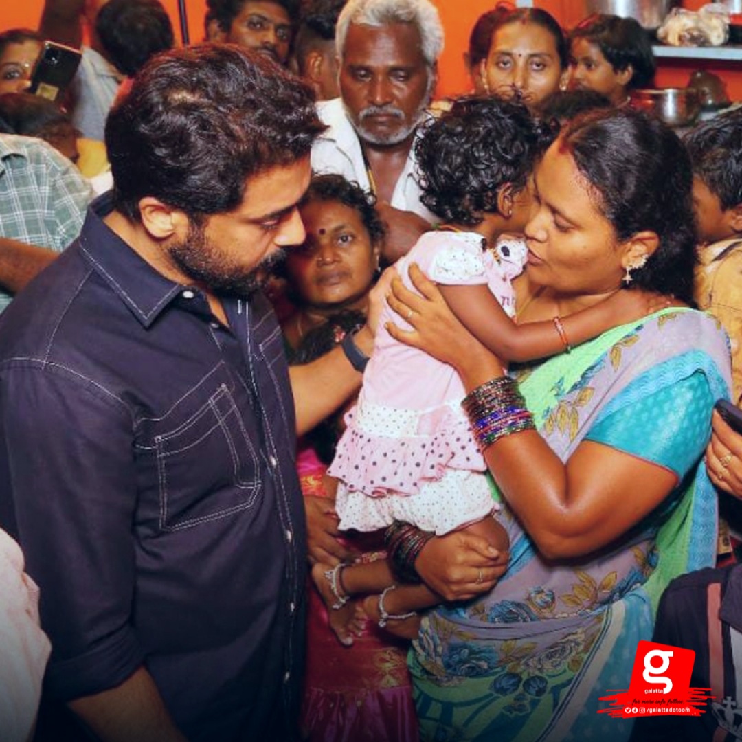 galattadotcom's tweet photo. #JUST_IN : நாமக்கல் மாவட்ட ரசிகர் மன்ற செயலாளர் ஜெகதீஷ், விபத்தில் உயிரிழந்த செய்தியை கேட்டு அவரது வீட்டிற்கு சென்று நடிகர் @Suriya_offl  அஞ்சலி. 

#Suriya #SuriyaSivakumar @rajsekarpandian https://t.co/f3wgH6SqMY