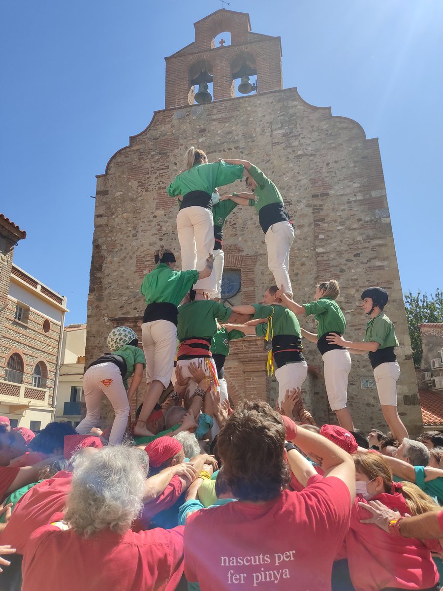 Airenou's tweet photo. Els castellers del Riberal acaben de descarregar un 3d7. Seguiu-nos en directe https://t.co/BgUlL0KGB0 https://t.co/YqCtMIVAso