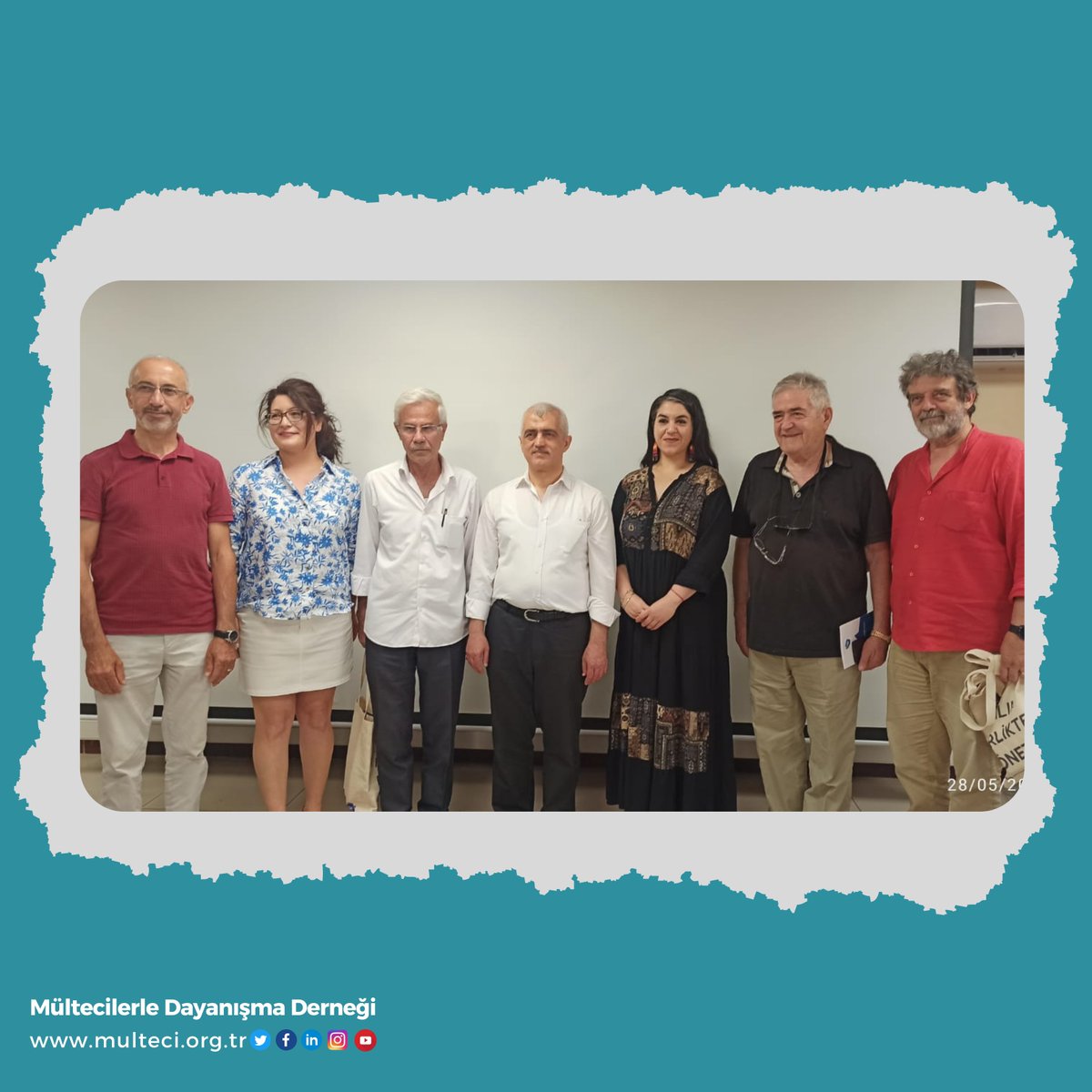 MulteciDer's tweet photo. Hafta sonu İzmir Mülteci Dayanışma Platformu tarafında  düzenlenen "Türkiye'de ve dünyada mülteci olmak" panelinden kareler.
@IzmirMulteci 

#izmirmültecidayanışmaplatformu #multecider https://t.co/ZKVIw5QYEn
