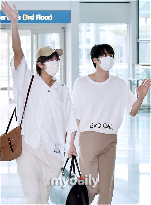 RMPICS_twt's tweet photo. 220529 🛫 departure @BTS_twt 
📸 cr. korean press | #RM #Jin https://t.co/QCBC8dETAt