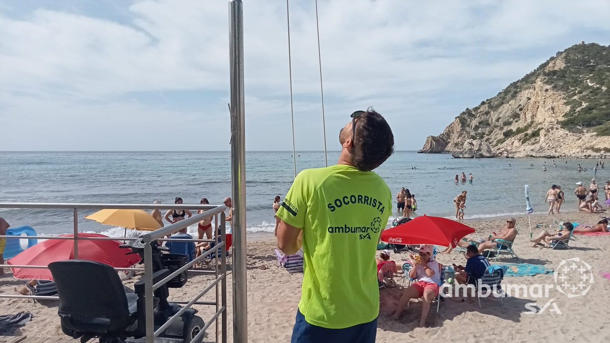 AmbumarSyA's tweet photo. Apertura de #servicio de #socorrismo en #caladefinestrat con bandera ๐ฉ y mar en calma
Disfrutar de la playa no esta reรฑido con hacerlo con #precaucion
No te confies y sigue las indicaciones de los ๐
#playasegura #ambumar #sos https://t.co/3THXvkhV2n