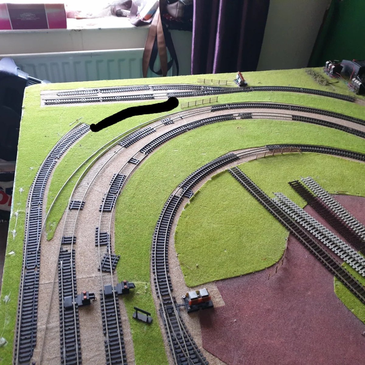StokeNorth11's tweet photo. Ok folks put 3rd loop in but i cant get loco to run unless point set to inner loop how do i sort this out? @WayDunwoodyTMD @ShedlyYard #scratchinghead https://t.co/kKoiO0jgTq