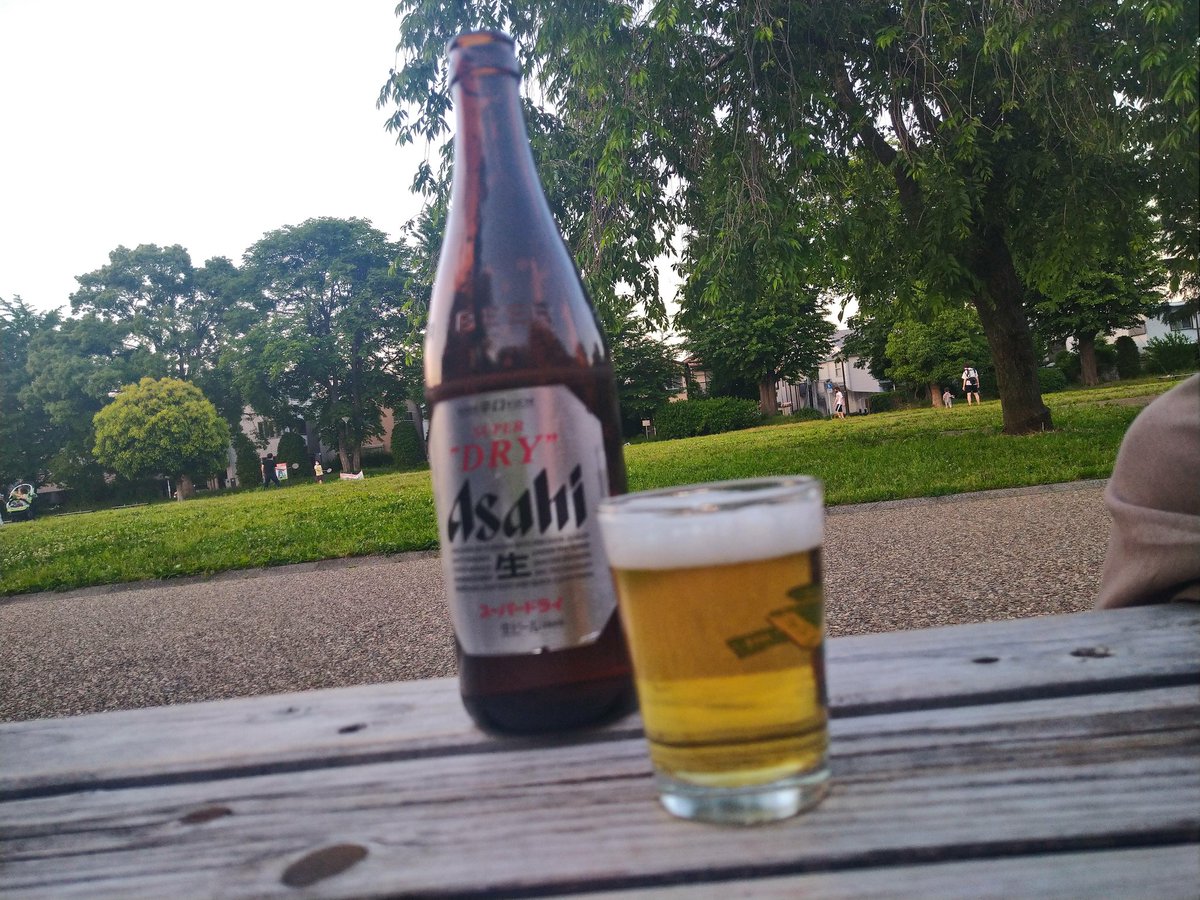 27anmph's tweet photo. 公園で瓶ビール飲んでる。 https://t.co/xS3jHg4Zcq