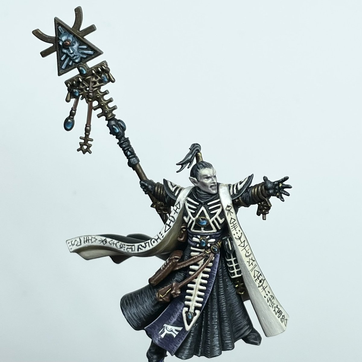 ajofsigmar's tweet photo. Working on gems and runes on Eldrad Ulthran mini kitbash (using a guardian head)  for diorama of face off with Fulgrim #aeldari #eldar #warhammer #horusheresy #WarhammerCommunity #Warmongers #eldrad #ulthwe #40k #warhammer40k https://t.co/DVxYG1O0oX