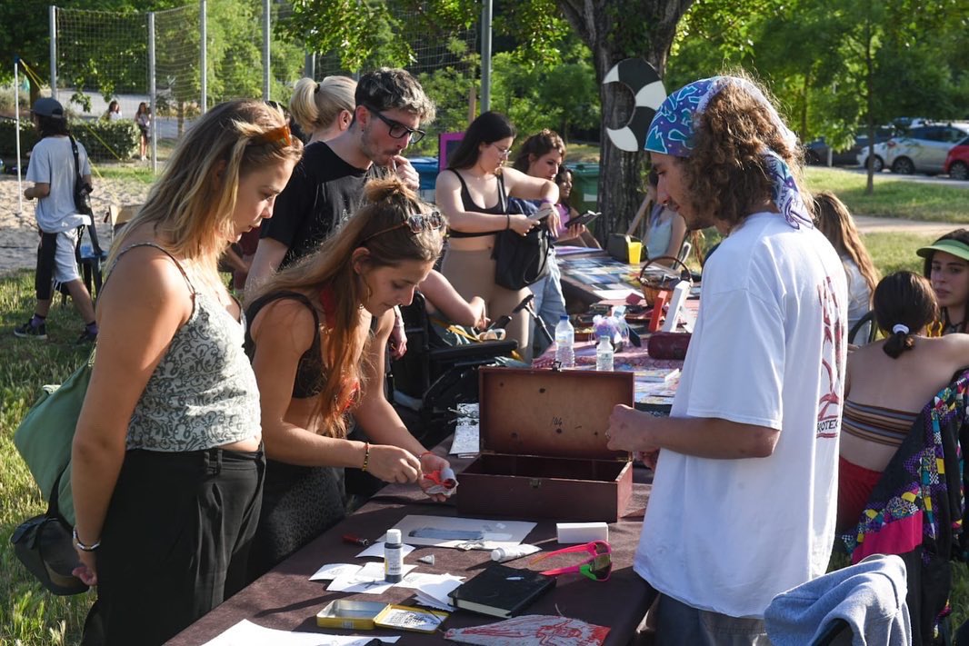 OhFICINA_JOVE's tweet photo. 😊 Ahir vam viure la 1a jornada #INDANAIT! Un programa d’#ocijuvenil proposat pels joves.
🎉 L’estrena va ser protagonitzada per:
🏐 Torneig vòlei
🖼 Mostra d’Art
🎶 Dj’s
🍿 Cinema
🙌 Aquesta iniciativa neix del #fòrumjovestc.
🙌 💙 Gràcies a tots/es! Per més INDANAIT! 😍 https://t.co/iYBXjfNdc0