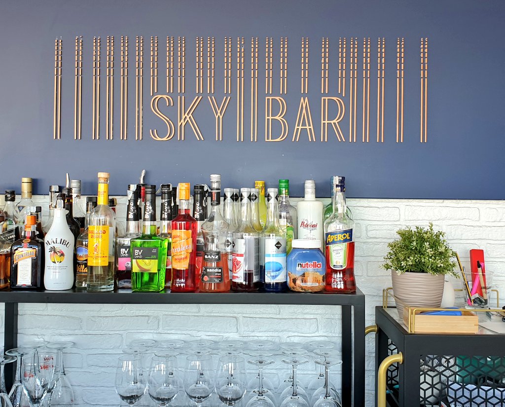 Un hotel familiar <a href="/PLAZACORUNA/">HOTEL PLAZA</a> y también un hotel con corazón 😍

Este año celebra sus 20 años 🪅

¿Sabías que el Sky Bar era antiguamente la lavandería? ✨🌟

#20alplaza #deCoruñaalcielo