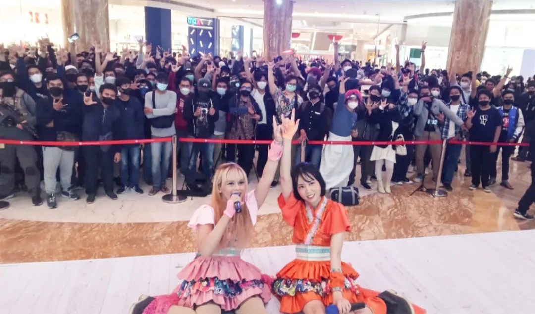 OTSUKAREEEE COSHYPE 2022 @jakartatoysfair 🎉🎉🎉⁡
Gimana, udah sampai rumah dengan selamat??⁡mimin terharu deh liat kalian pada semangat ngechant 😭 jangan lupa yg foto2 tag yah~ Gea sama Rissa tunggu lho~⁡
⁡⁡
⁡Jaga kesehatan 😇 salam dari calm pink 💖 cheerful orange 🧡