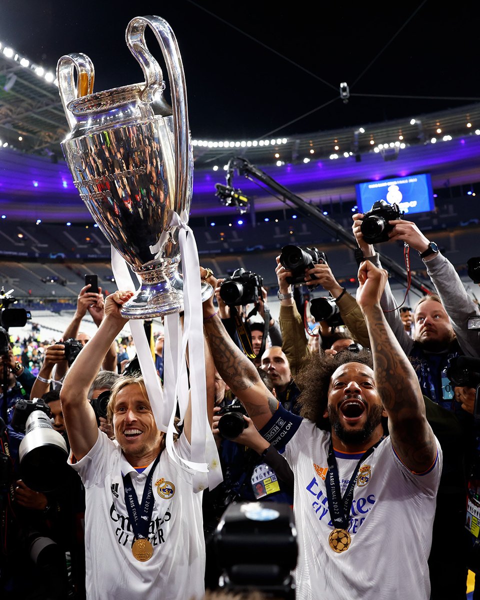 realmadrid's tweet photo. 🎉 ¡DÍA DE CELEBRACIÓN! 🎉
📍 18:15h Catedral de la Almudena
📍 19:00h Comunidad de Madrid
📍 19:45h Ayuntamiento
📍 20:40h Cibeles
🏟 22:00h ¡SANTIAGO BERNABÉU!
#CHAMP14NS https://t.co/1d1UX2FxXB