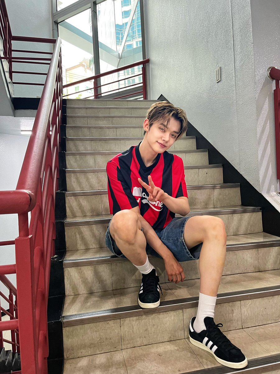 yeonfarie's tweet photo. it's really just the shorts.. https://t.co/z9fHf6ddtM