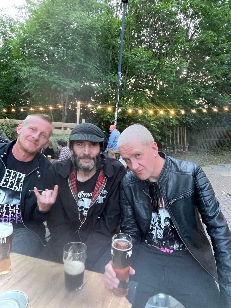 PeeshNE63's tweet photo. Cracking @LoGOzUK1 acoustic gig last night @thecumby Great crowd! Brilliant set by Dick Valentine @electric6 His solo stuff was class and in between song banter was most amusing especially the song about his pub The Queens Vagina!! Massive thanks @haplessmuseum Cheers 😎🎸🎸 https://t.co/g4S4jhN3be